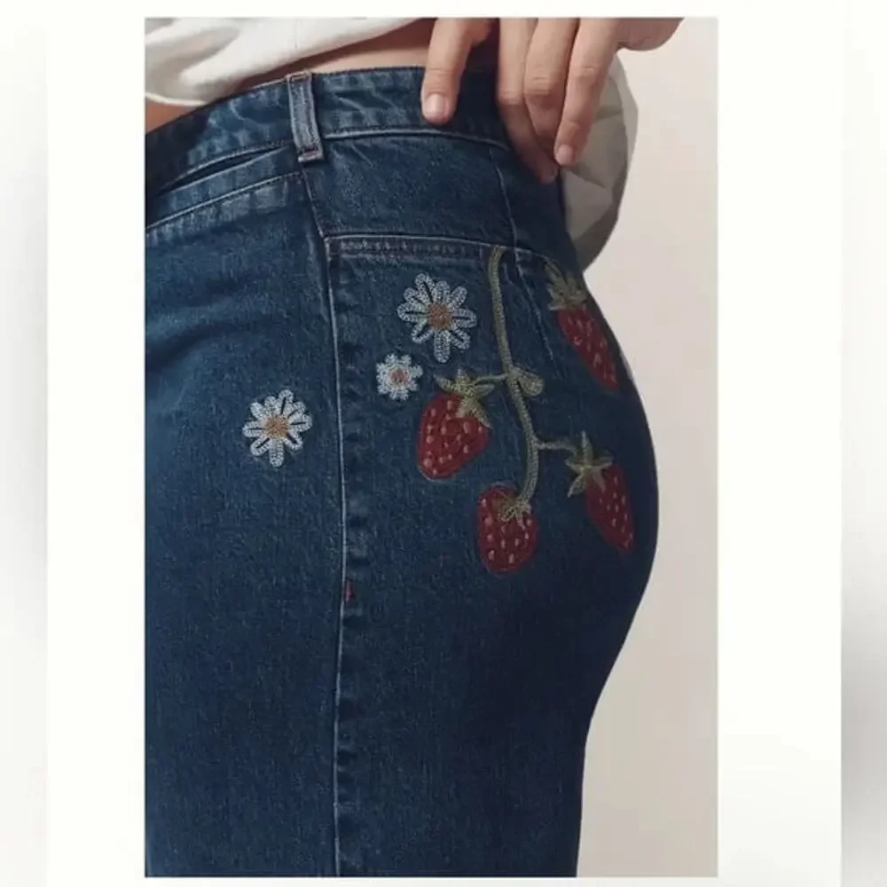 Anthropologie Maeve Wide Leg Embroidered Strawberry Jeans NWT 31 - Picture 2 of 5